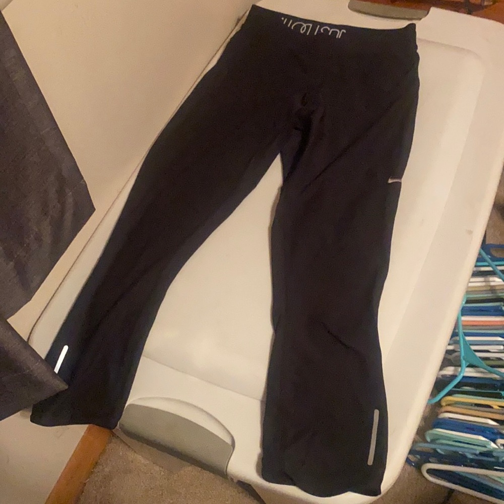 Nike women’s cropped leggings. Size small